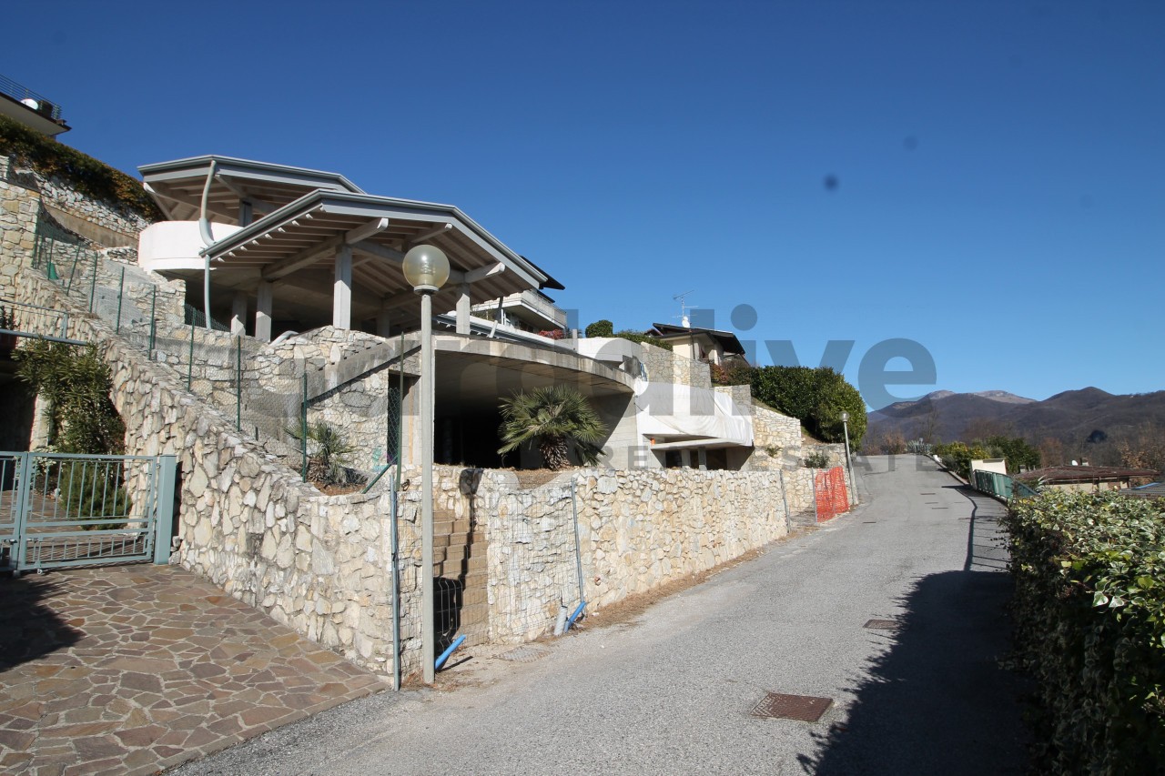 Villa al grezzo con fantastica vista lago e piscina.