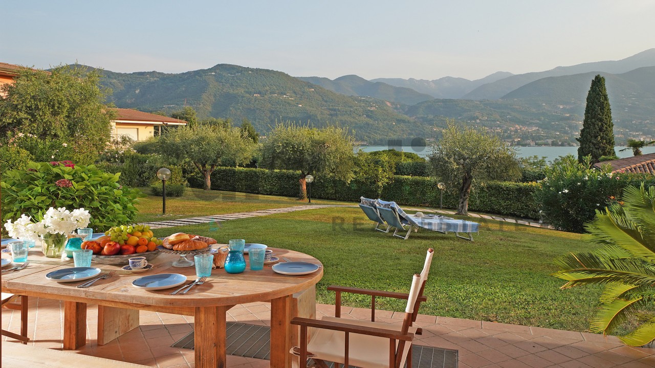 Elegante Villa vista lago con ampi spazi esterni a San Felice d/B