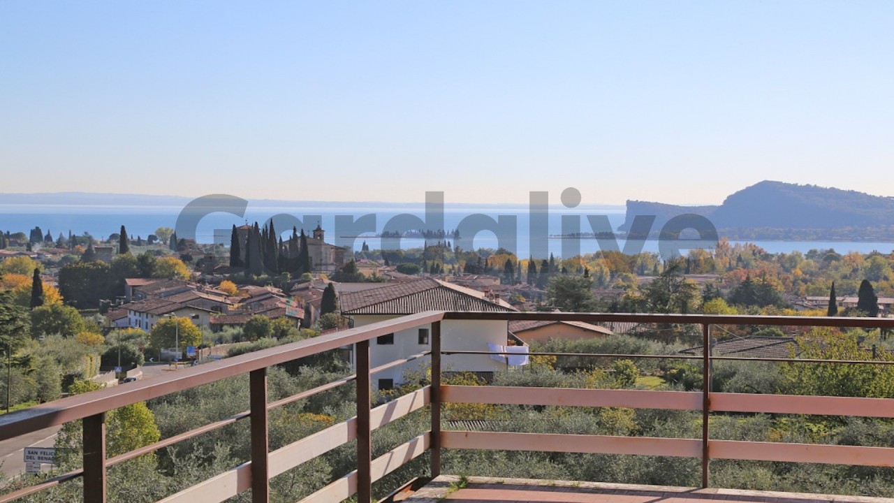 Villa da ristrutturare con giardino e vista lago in vendita a San Felice del Benaco.