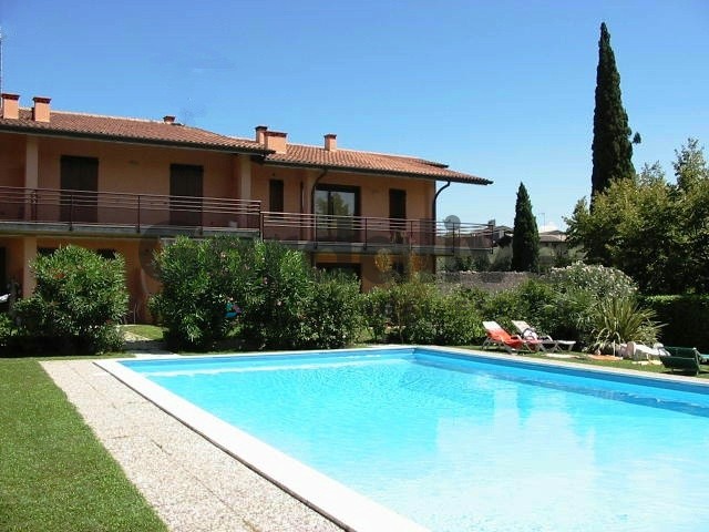 Trilocale con terrazza abitabile in residence con piscina a San Felice del Benaco