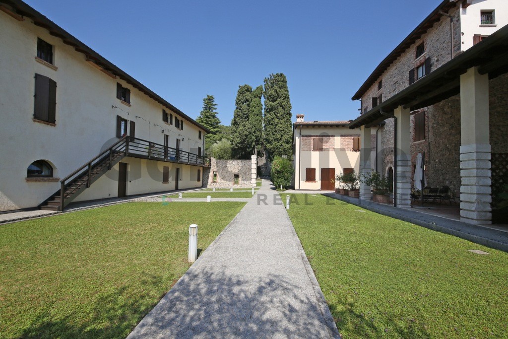 Porzione di casa cielo-terra in dimora signorile con piscina a Salò
