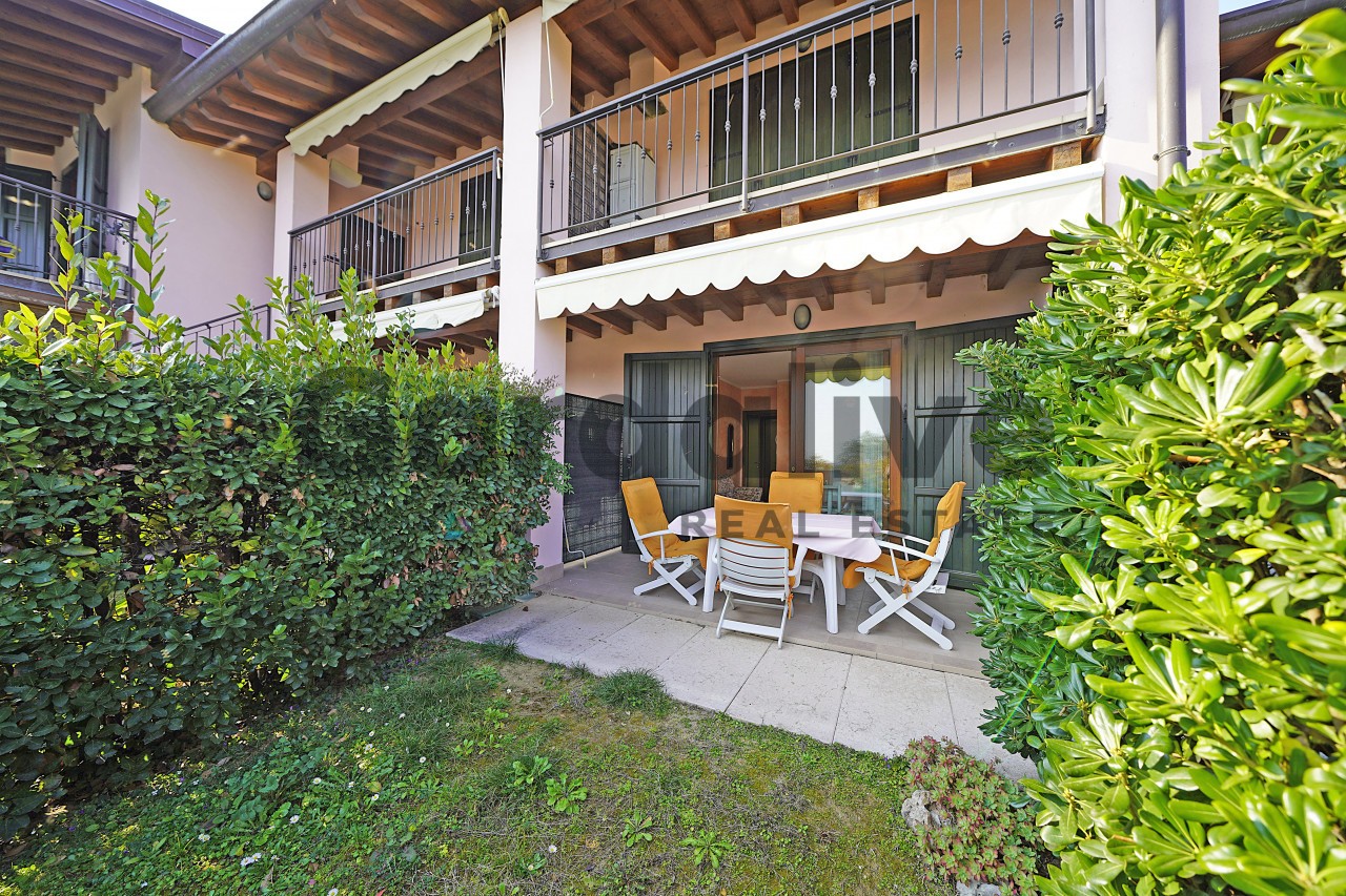 Splendido appartamento al piano terra con giardino e scorci di vista lago