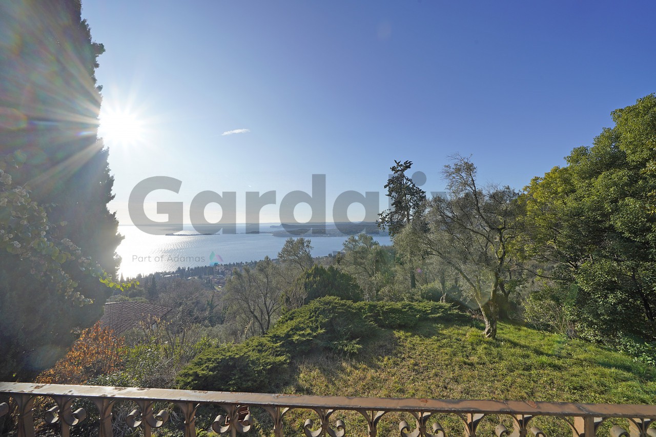 Villa singola da ristrutturare con fantastica vista lago a Gardone Riviera in vendita