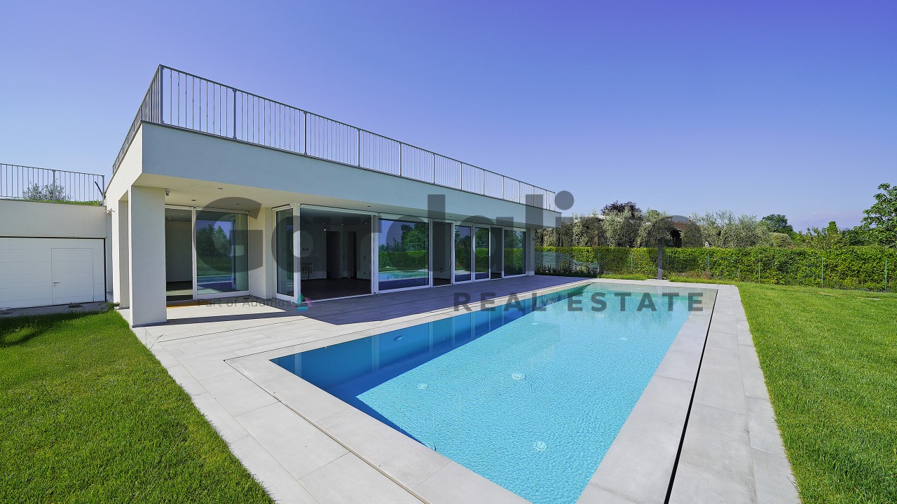 Villa contemporanea di design con piscina e tetto verde, immersa nella natura con vis