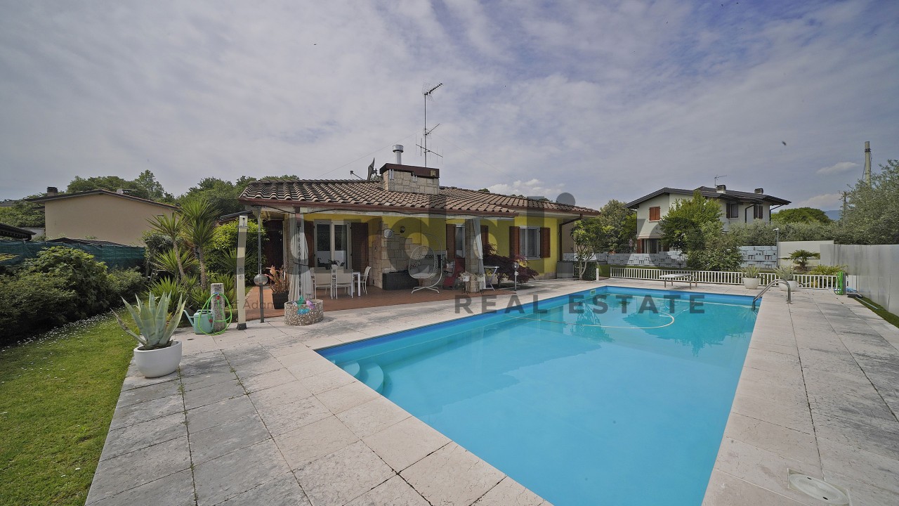 Puegnago del Garda – Splendida villa singola con piscina in zona residenziale