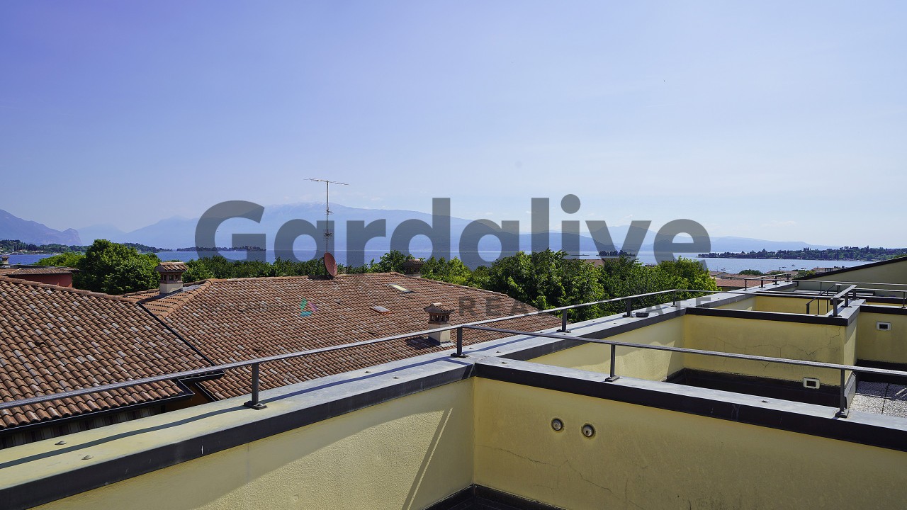 BILOCALE CON TERRAZZA PANORAMICA VISTA LAGO IN RESIDENCE CON PISCINA