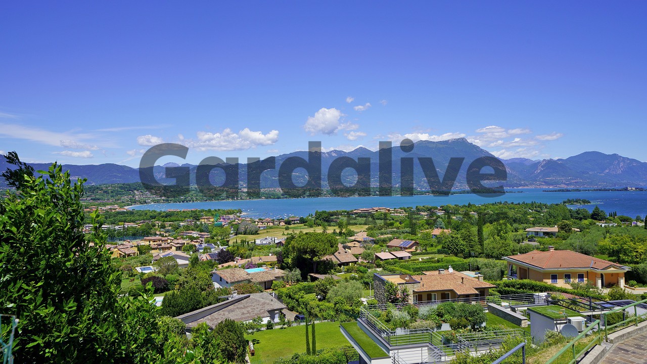 TRILOCALE CON TERRAZZA SOLARIUM, VISTA LAGO E PISCINA