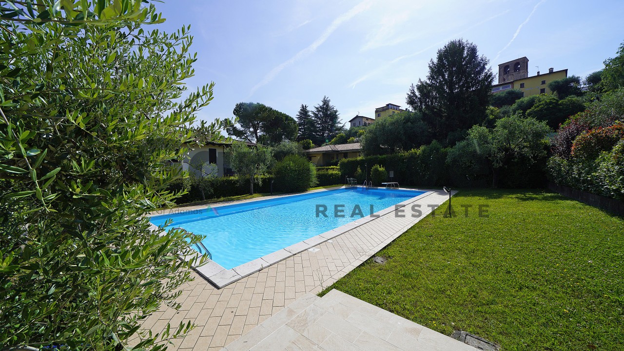 Villetta a schiera con vista lago e piscina