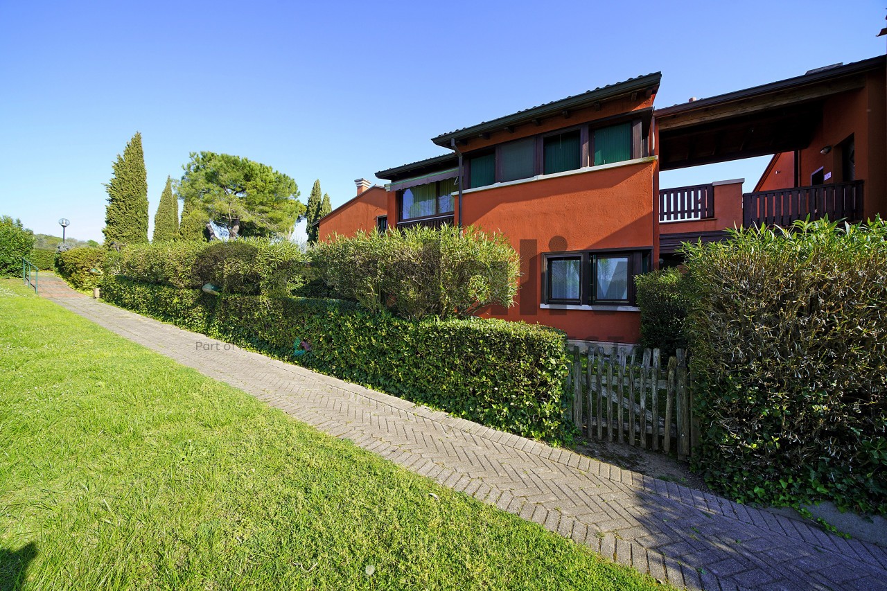 Esclusivo appartamento trilocale con giardino nel cuore del Gardagolf