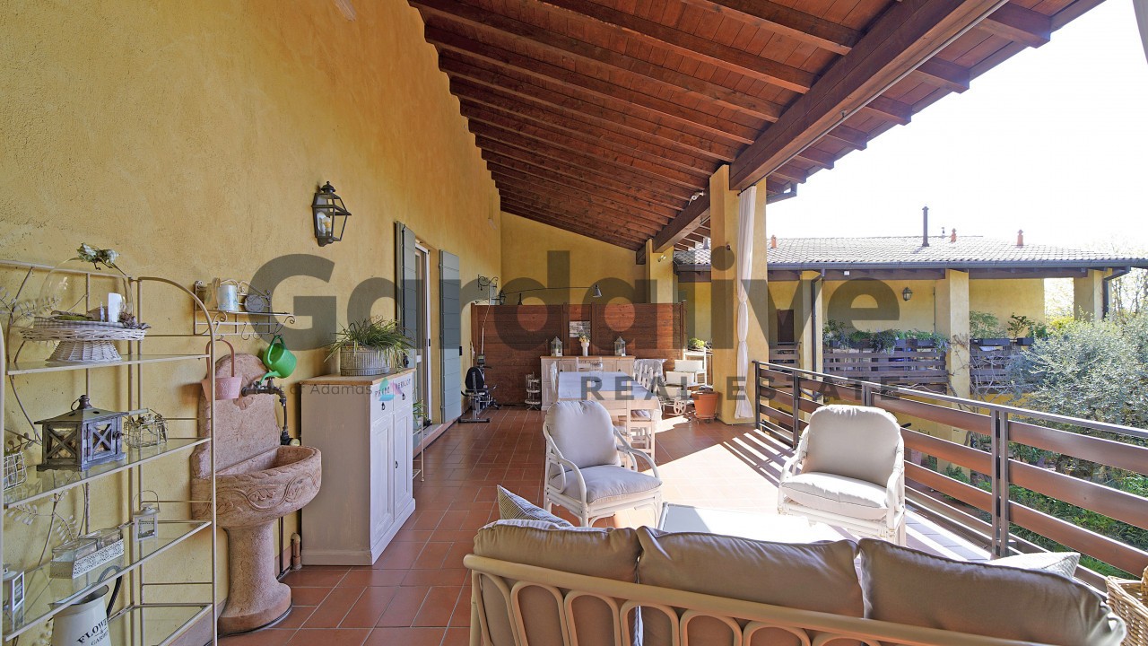 Splendido e curato appartamento trilocale su due livelli con bellissima loggia