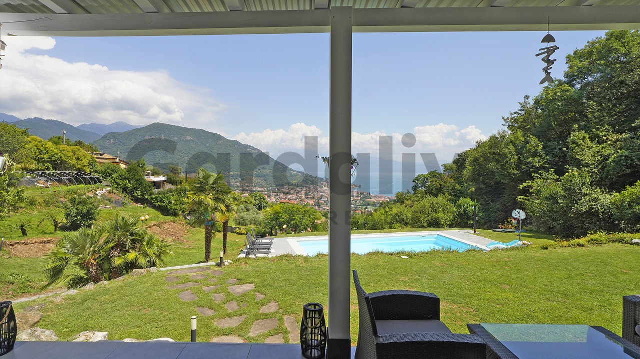 Villa singola con parco, piscina e fantastica vista lago.