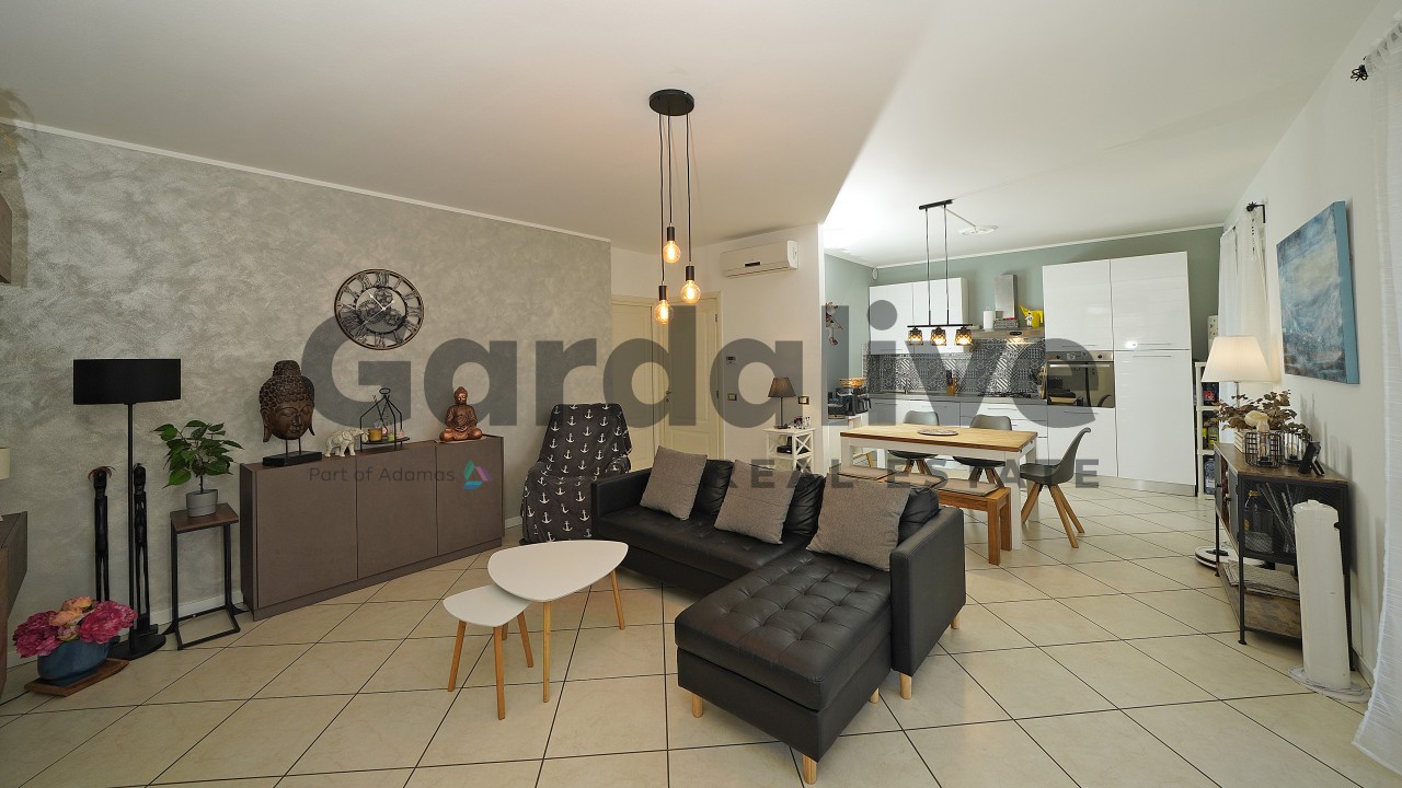 MANERBA DEL GARDA – AMPIO TRILOCALE DI TESTA CON GIARDINO IN RESIDENCE CON PISCINA