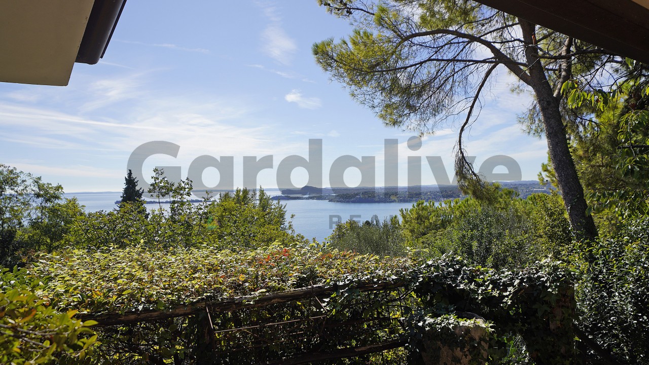 Villa singola da ristrutturare con vista lago e piscina