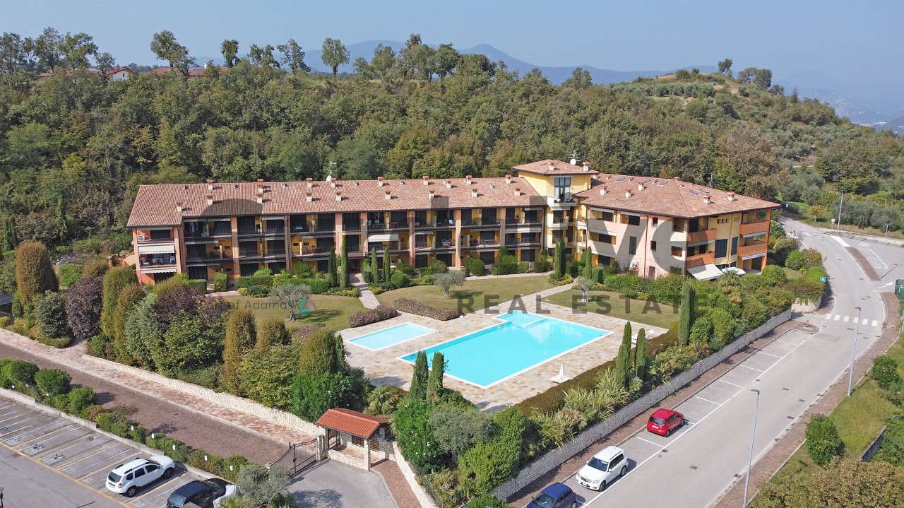 PUEGNAGO – In elegante contesto appartamento al secondo piano con vista lago