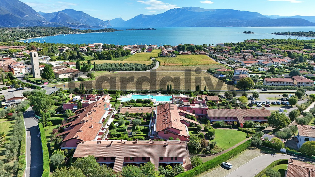 Ampio bilocale con terrazza vista lago in residence con piscina a due passi dal lago