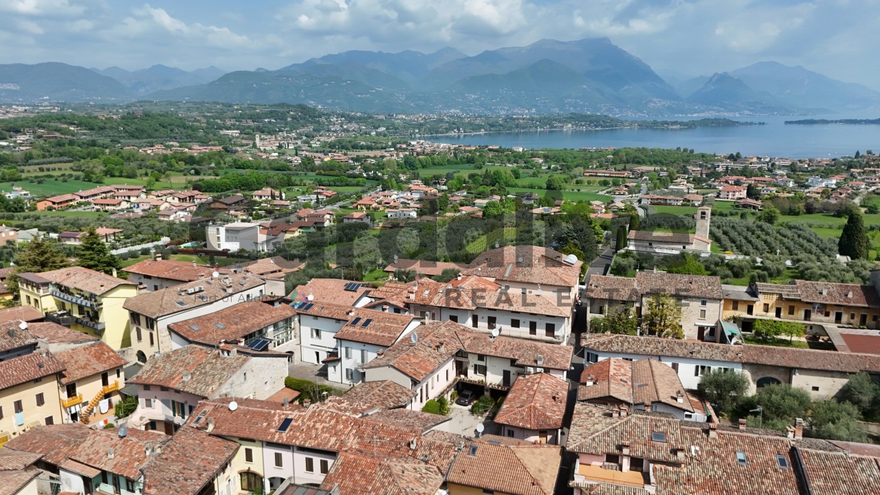 Edificio storico con ampia corte nel cuore del paese