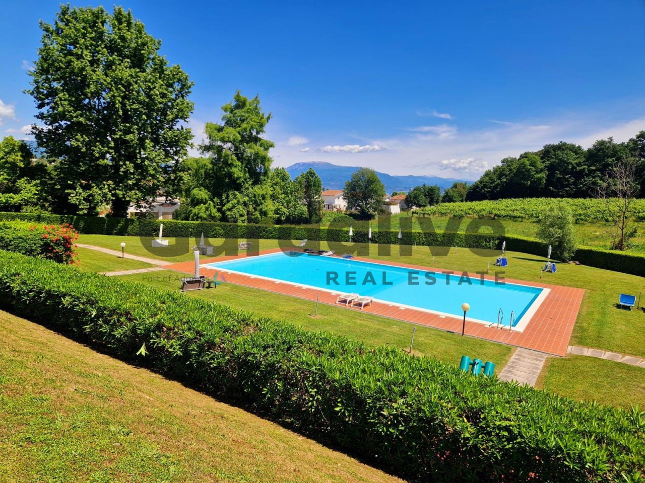 Villetta di testa con ampio giardino in residence con piscina.