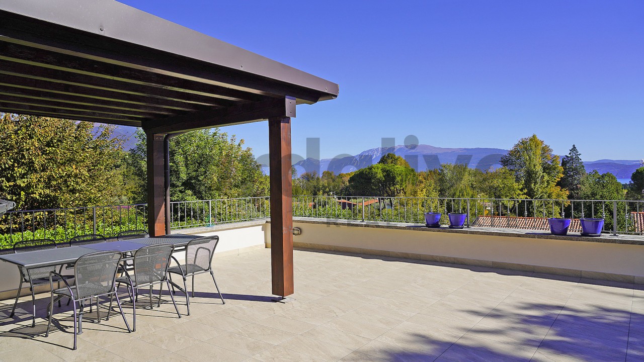 Villa singola con giardino e terrazza vista lago, in contesto esclusivo a San Felice