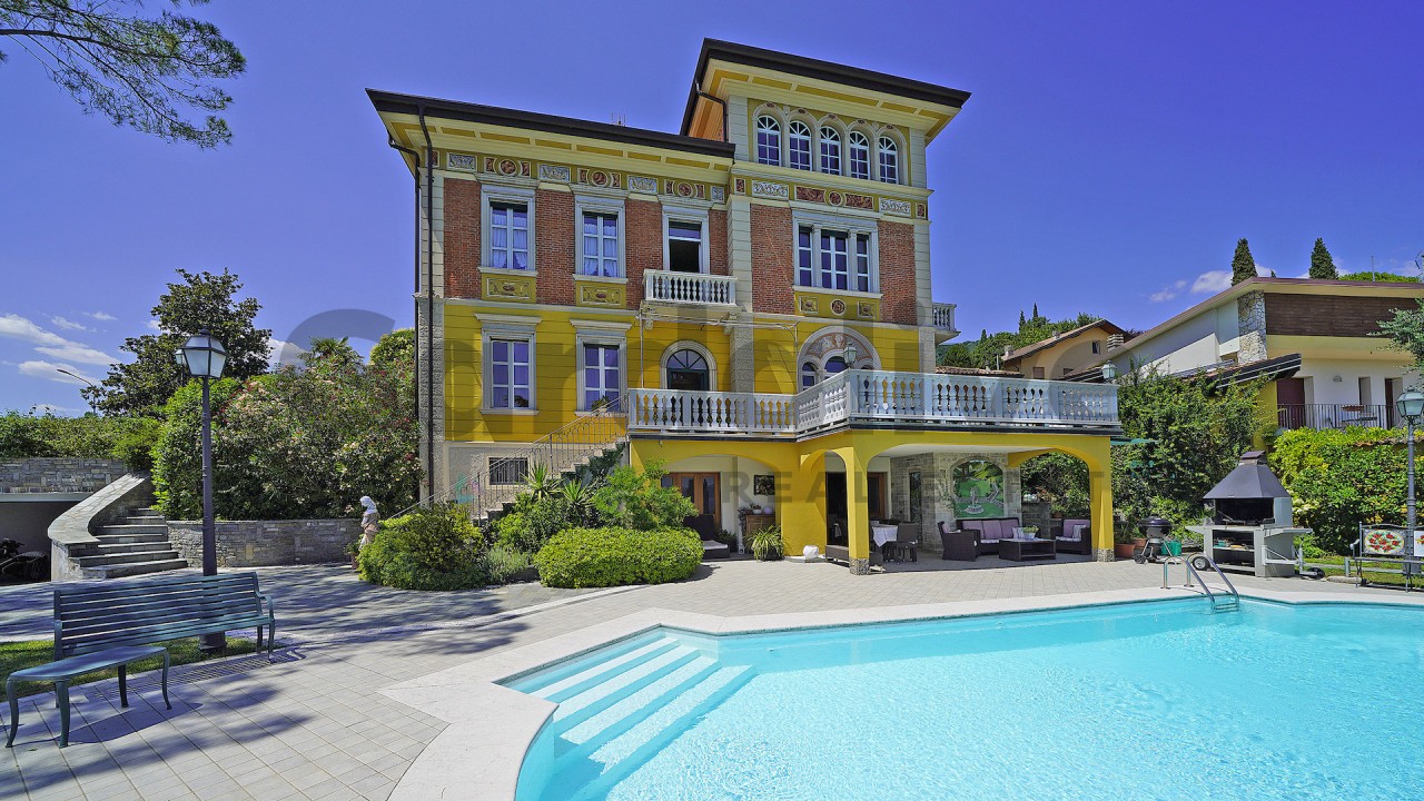 Villa stile Liberty con piscina e vista lago