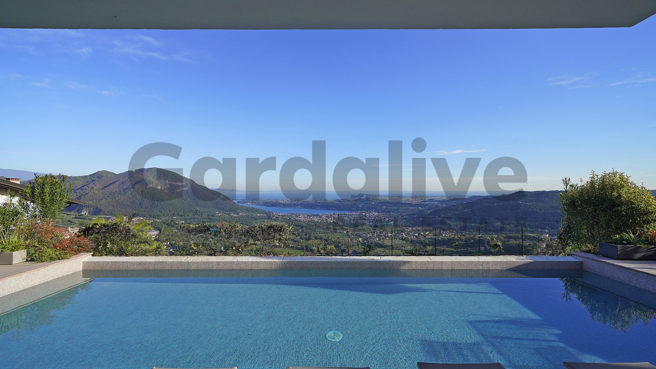 Villa singola in posizione panoramica, con infinity pool, a Villanuova sul Clisi