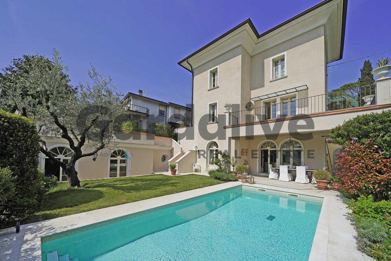 Villa singola con piscina, giardino e vista lago vicino a Salò