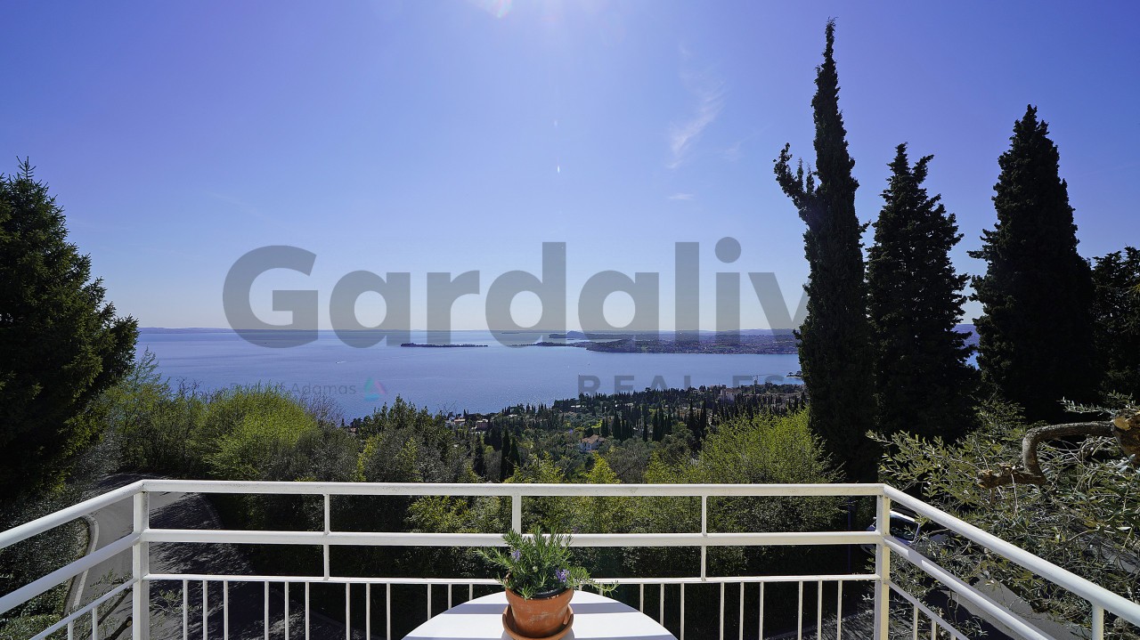 Villa con piscina e vista lago, in vendita a Gardone Riviera