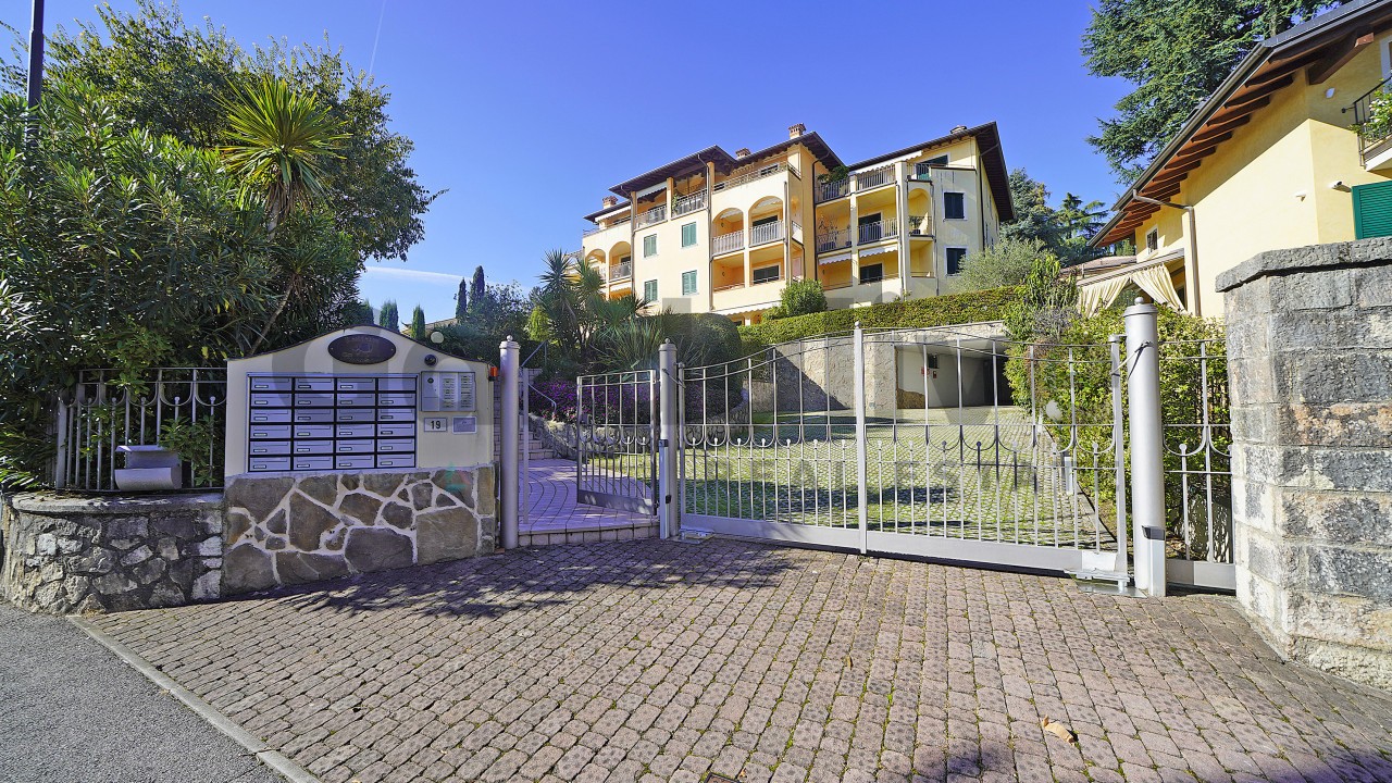 Trilocale con esclusivo porticato con scorcio sul lago, a Gardone Riviera