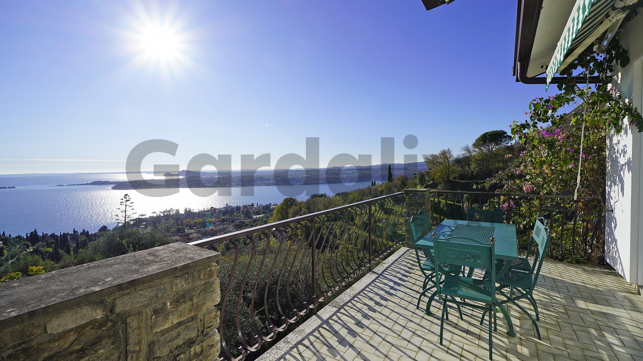 Villa singola vista lago con piscina, circondata da un parco di 3.500mq