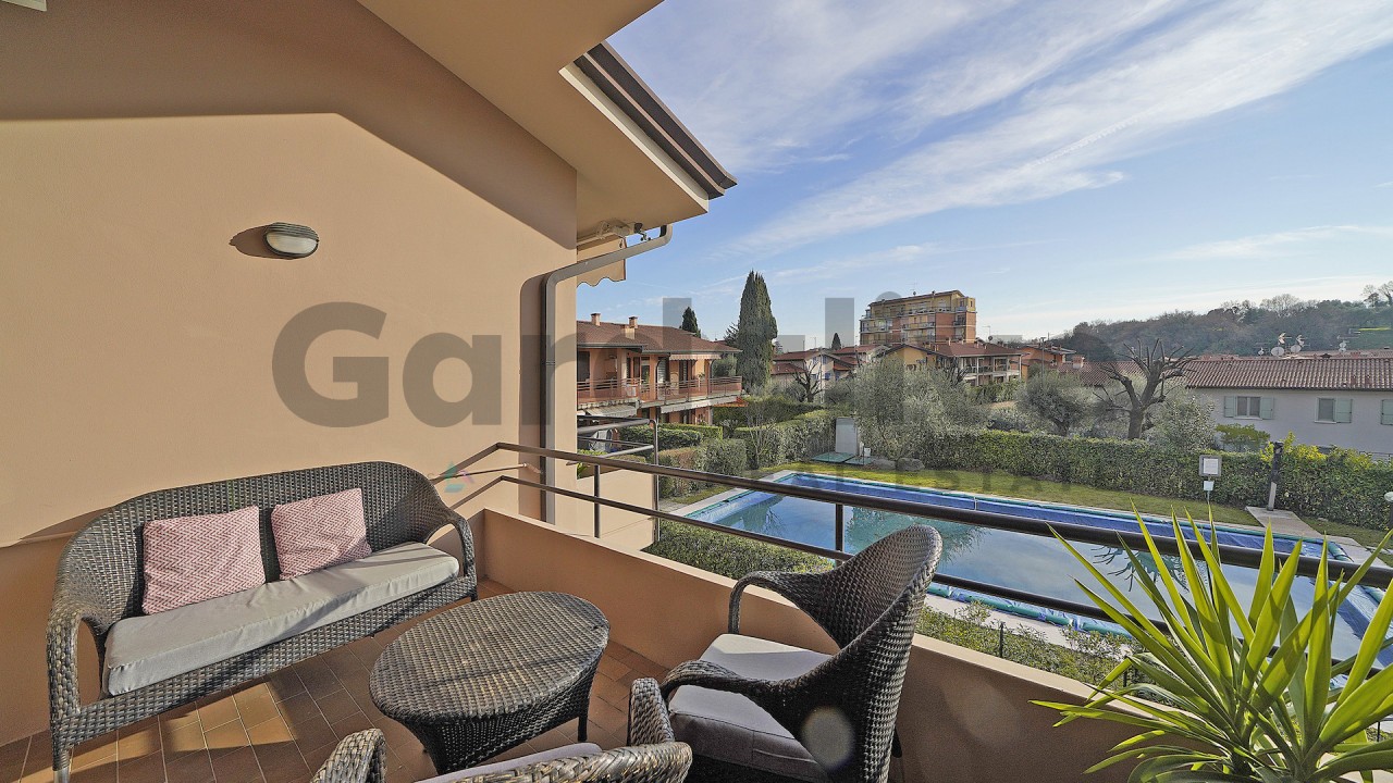 Ampio monolocale con terrazza e garage, in residence con piscina a San Felice d/B