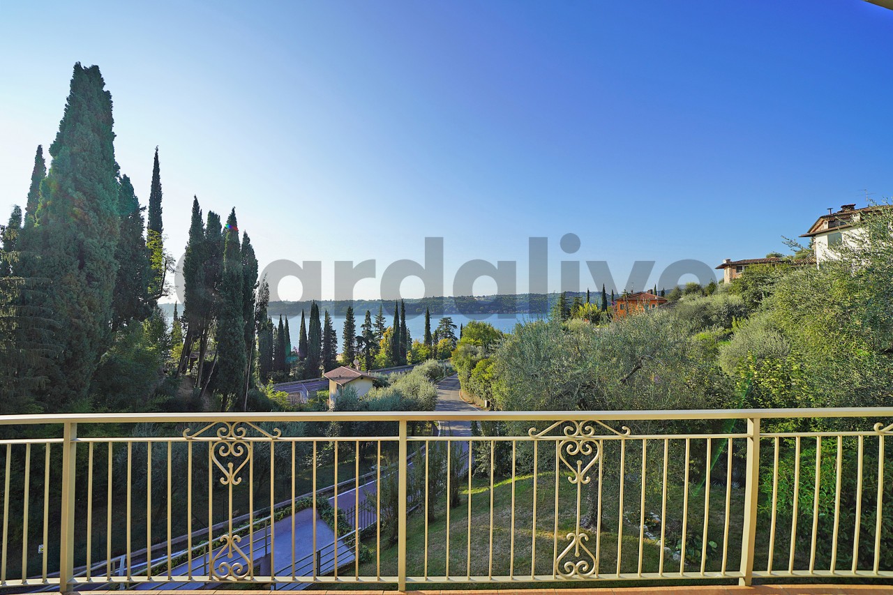 Villa di recente ristrutturazione, con vista lago e piscina, a Salò.