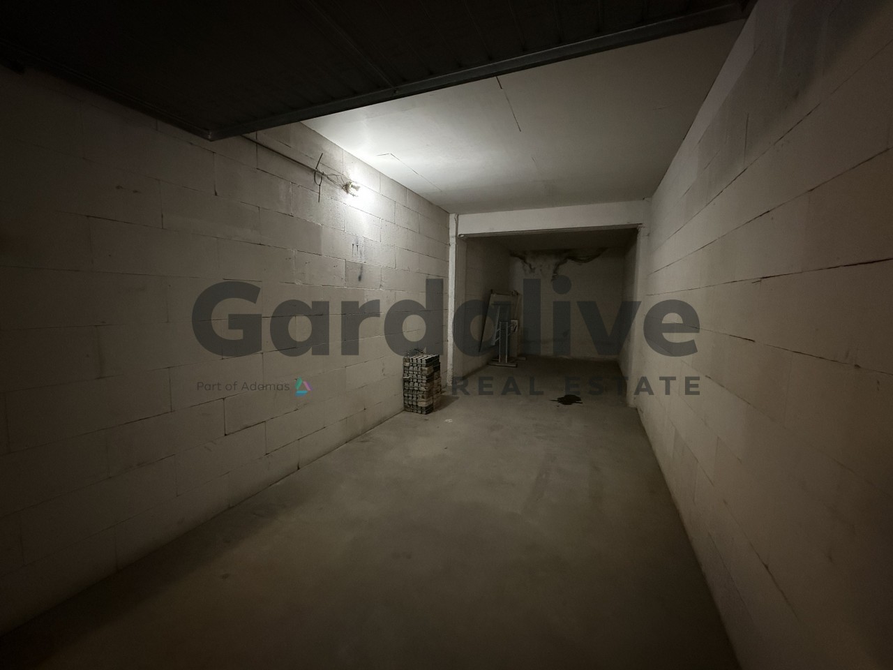 MONIGA DEL GARDA – Autorimessa doppia in lunghezza nel cuore del centro storico