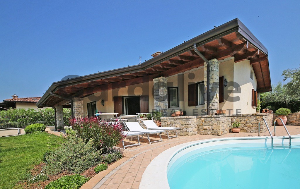 Villa singola con piscina in vendita a San Felice del Benaco